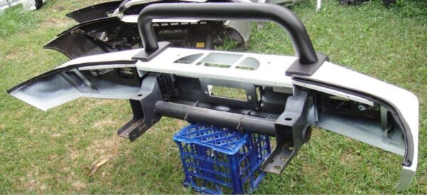 ARB Deluxe Bullbar – Toyota LandCruiser 100 Series V8  Part Number: 3913010 - Image 3